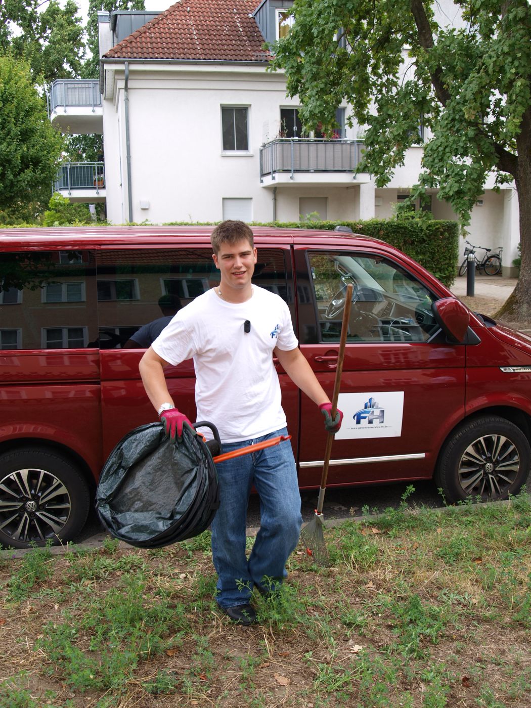 Florentin Hohenstein, Inhaber von Gebäudeservice FH, mit Arbeitsgerät vor dem Firmentransporter